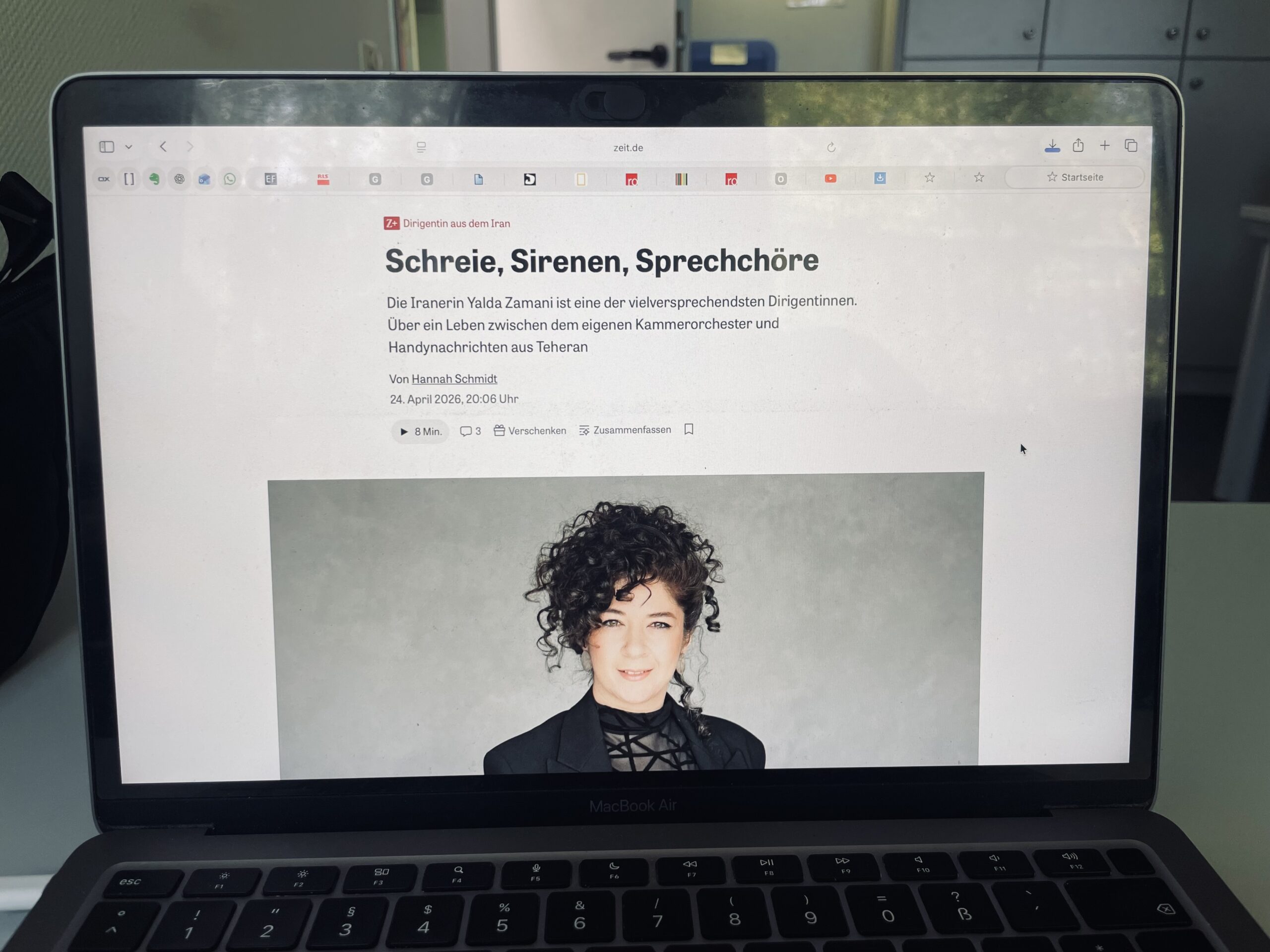 Schreie, Sirenen, Sprechchöre